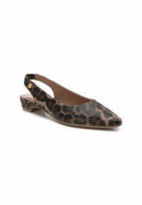 Zapato slingback de estampado de leopardo con punta afilada, tacón bajo y superior de cuero texturizado. Presenta un diseño recortado en los costados.