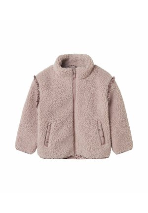 Veste en polaire rose avec un col montant, fermeture éclair à l'avant, accents froncés sur les manches et deux poches latérales. Fini doux et texturé.