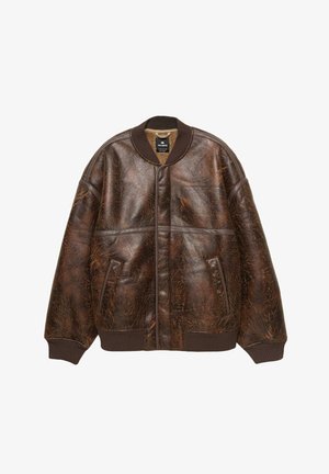 Bruine versleten leren bomberjack met geribbelde kraag, manchet, zoom en twee voorkeurszakken, plat gelegd op een witte achtergrond.