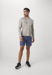 ASICS FUJITRAIL LOGO TOP - Hosszú ujjú felső - moonrock/fellow yellow/oatmeal