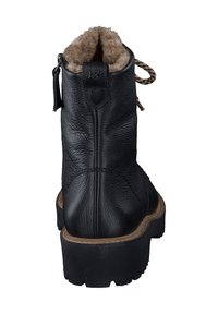 Botte noire en cuir au niveau de la cheville avec une surface texturée, doublée de fausse fourrure brune, et une semelle noire épaisse. Comprend un tirant à l'arrière et des lacets décoratifs.