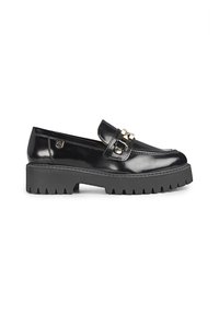 Mocasines de charol negro con una suela gruesa negra y hardware decorativo en la parte frontal. Textura suave con un diseño elegante.
