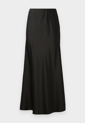 Jupe maxi en satin noir avec une texture lisse, taille haute et bas évasé. Présente un design simple sans motifs ni pièces métalliques visibles.