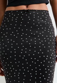 New Look SPOT MIDI  - Falda larga - black pattern