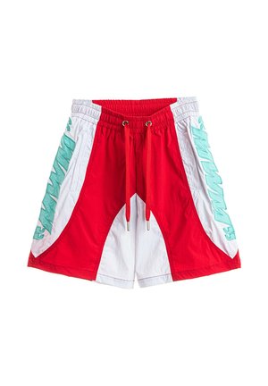 Bañador corto rojo y blanco con texto gráfico en azul aqua en los paneles laterales y cordón rojo en la cintura elástica.