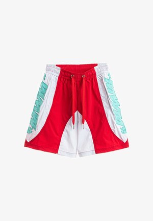 Bañador corto rojo y blanco con texto gráfico en azul aqua en los paneles laterales y cordón rojo en la cintura elástica.