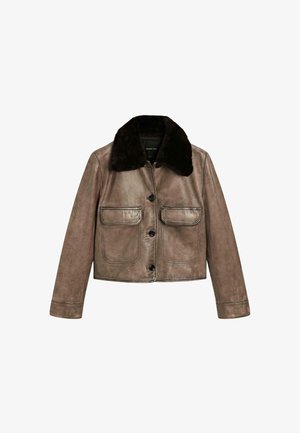 Giacca di pelle marrone con un colletto in pelliccia nera, dotata di due tasche frontali, quattro bottoni e dettagli cuciti.