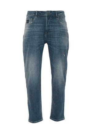 Denimové jeansy vo vyblednutej modrej farbe so strihom rovného mäsa. Funkcie zahŕňajú zips, päť vreciek a jemné opotrebenie.