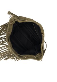 Borsa a sacchetto in suede verde oliva con dettagli in frange. L'interno presenta una fodera nera e una tasca con zip. Design aperto per un facile accesso.