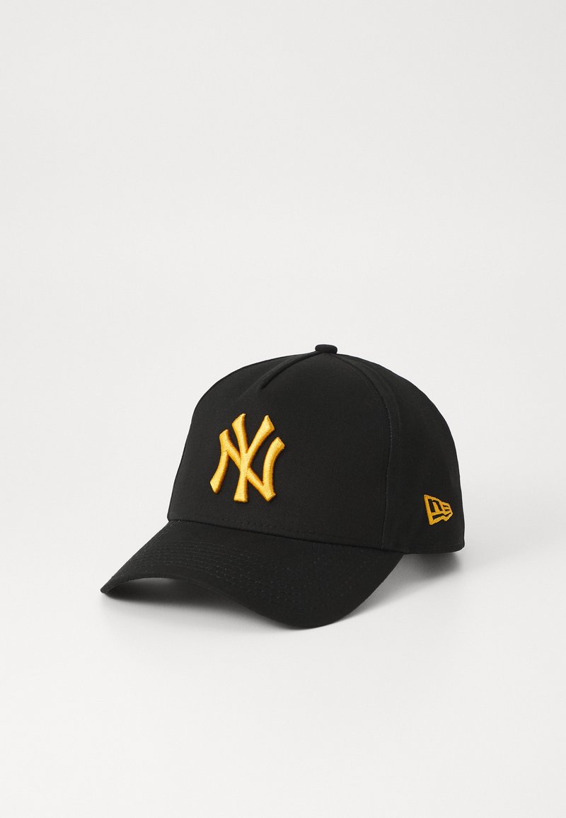 Schwarze Kappe mit einem gelben bestickten New York Yankees Logo auf der Vorderseite, gewölbtem Schirm und einem kleinen gelben Akzent an der Seite.