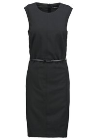 Robe noire sans manches, longueur genou, avec un col rond et une fine ceinture noire à la taille.