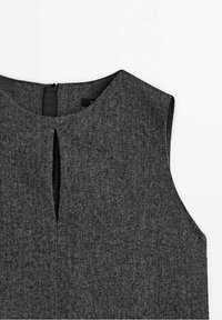 Haut sans manches gris foncé à motif chevrons, col rond, ouverture en goutte d'eau à l'avant et fermeture éclair au dos.