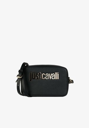 Czarna prostokątna torba na ramię z regulowanym paskiem, z dużym metalicznym logo Just Cavalli na przodzie.