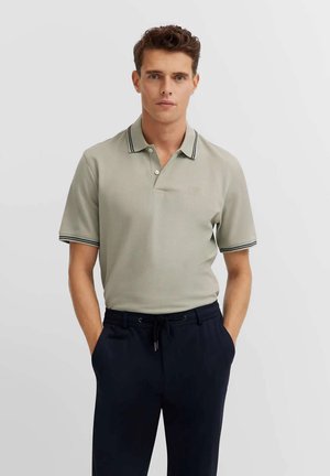 Polo shirt grigio chiaro con colletto, maniche corte e righe blu navy sul colletto e sui polsini. Presenta un logo sottile e un tessuto testurizzato.