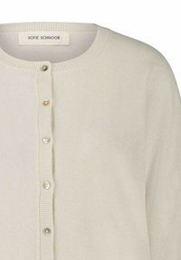 Lys beige cardigan lavet af blødt stof med rund halsudskæring, der har syv perlemorsknapper langs fronten og ribbede manchetter.