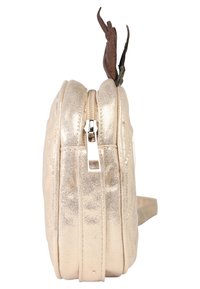 Borsa a tracolla color oro metallico con superficie texturizzata, dotata di chiusura con zip e un accento a forma di foglia nella parte superiore. Design compatto e rettangolare.