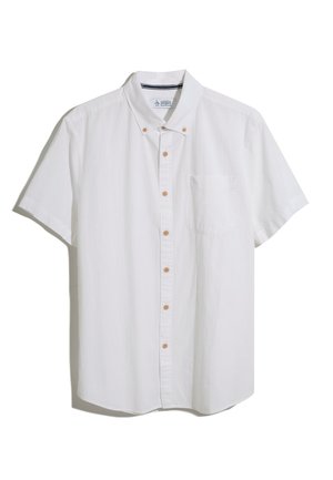 Korte mouwen witte blouse gemaakt van lichtgewicht stof. Beschikt over een linkse borstzak en bruine knopen langs de knoopsluiting.