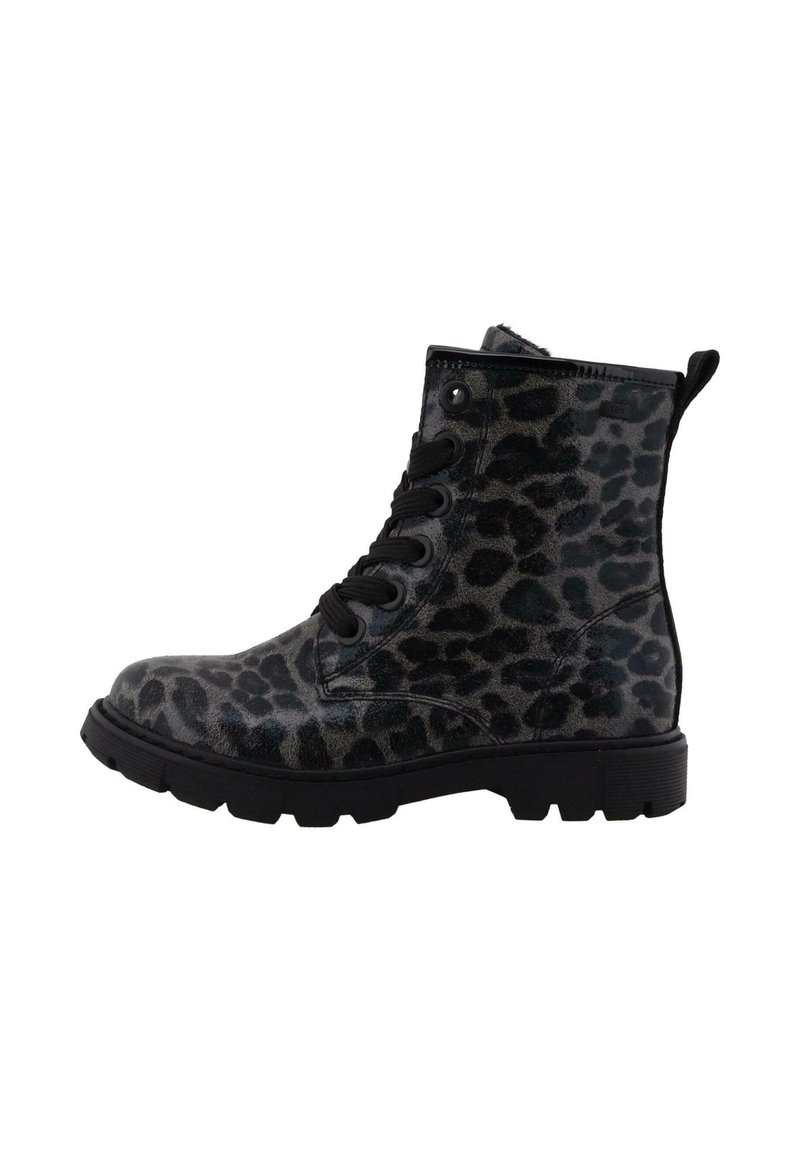 Bottines à imprimé léopard noir et gris avec une semelle épaisse, un système de laçage et une languette à l'arrière, présentant une texture lisse.