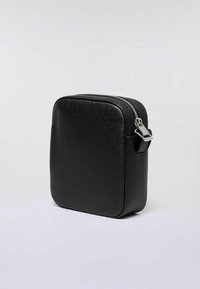 Borsa rettangolare nera in pelle con superficie texture, zip argentata e manico inclinato. Design compatto adatto per accessori.