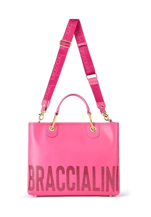 Borsa a tracolla in pelle rosa con hardware dorato e due manici superiori. Presenta una tracolla staccabile con logo e un grande testo metallico sul davanti.