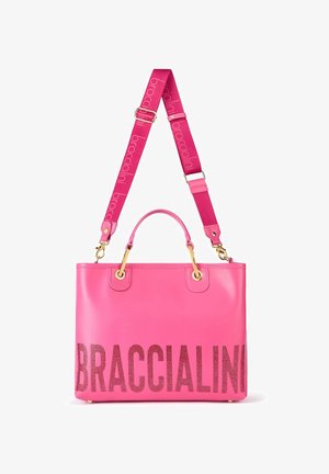 Borsa a tracolla in pelle rosa con hardware dorato e due manici superiori. Presenta una tracolla staccabile con logo e un grande testo metallico sul davanti.