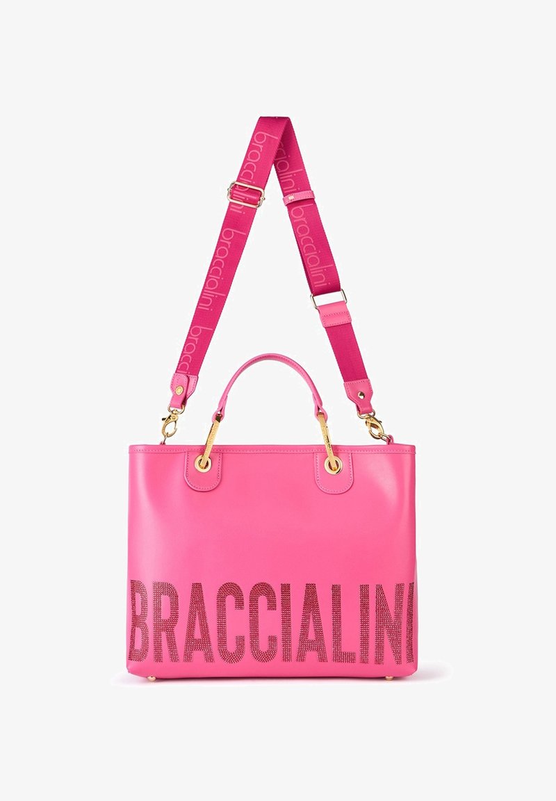 Borsa a tracolla in pelle rosa con hardware dorato e due manici superiori. Presenta una tracolla staccabile con logo e un grande testo metallico sul davanti.