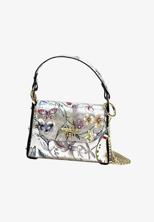 Handtas in zilverleer met bloem- en vlinderpatronen. Voorzien van een gouden bij-embleem, zwarte rand en een afneembare kettingband.