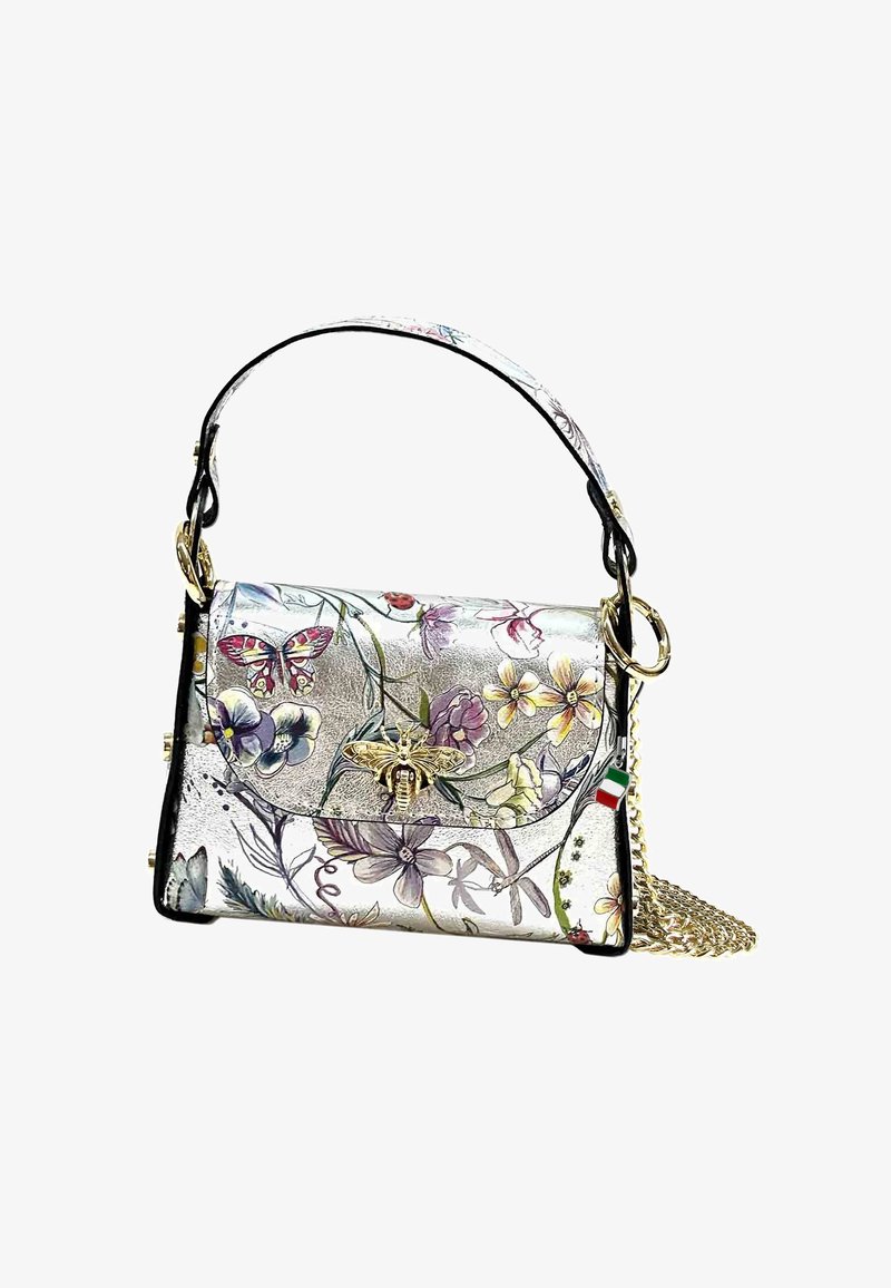 Handtas in zilverleer met bloem- en vlinderpatronen. Voorzien van een gouden bij-embleem, zwarte rand en een afneembare kettingband.