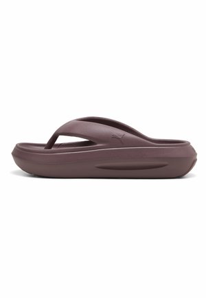Enkelt brun flip-flop sandal med tyk sål og struktureret fodseng, vist fra siden på hvid baggrund.