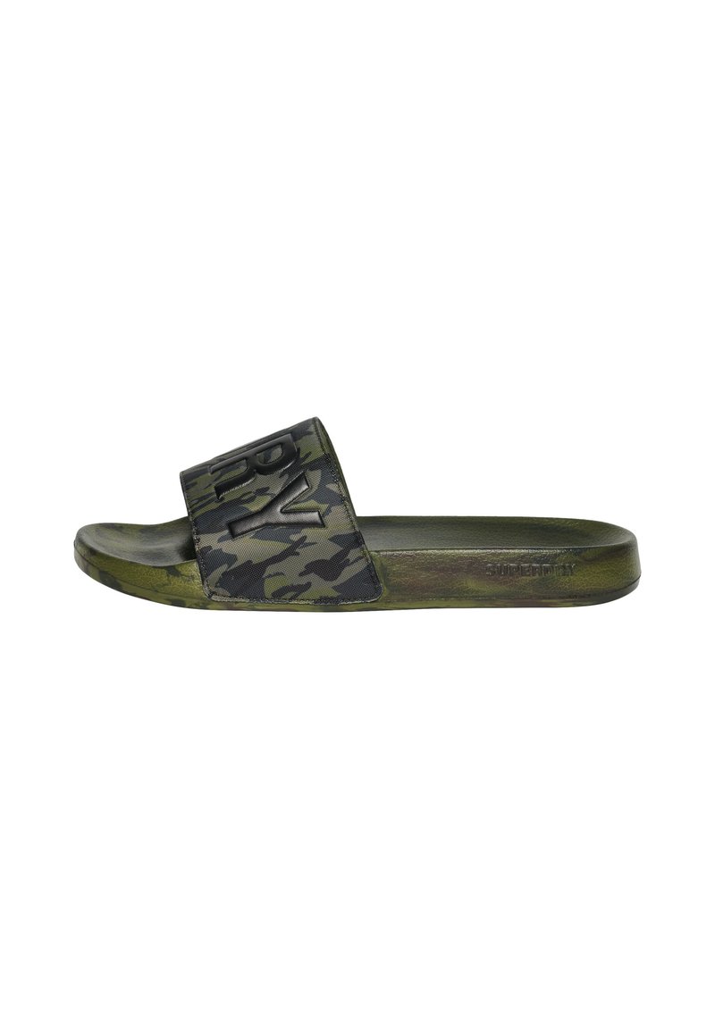 Groene camouflageslippers met een gestructureerde rubberen zool en een brede band met een vet, geambosseerd logo. Lichtgewicht constructie.
