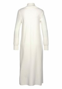 Długa, biała, prążkowana dzianinowa sukienka z wysokim kołnierzem, długimi rękawami i prostą sylwetką. Gładka faktura, długość do kolan.