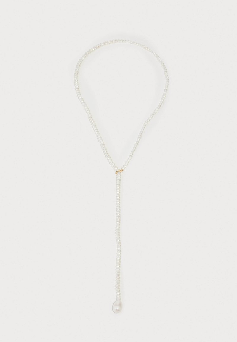 Colar de pérolas com um design delicado, apresentando um detalhe em ouro e uma única pérola em forma de gota na extremidade de uma corrente fina.