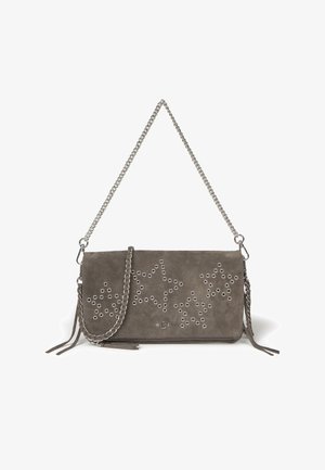 Bolso de mano de ante gris con correa de cadena plateada, que presenta recortes en forma de estrella y ojetes, acentos decorativos con flecos y cierre de cremallera.