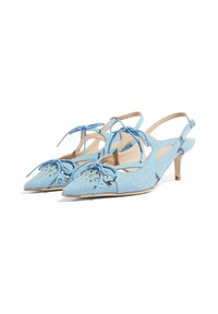 Décolleté slingback azzurri con punta affilata, dettaglio con lacci e decorazioni con borchie. Realizzati in tessuto strutturato.