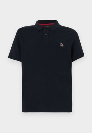 Polo shirt blu navy con colletto, maniche corte e due bottoni. Presenta un piccolo design ricamato sul lato sinistro del petto e una texture sottile.