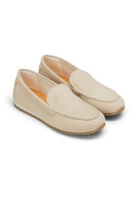 Beżowe zamszowe loafersy z przeszywanymi detalami i zaokrąglonym noskiem. Wyposażone w miękką podszewkę i elastyczną gumową podeszwę dla wygody.