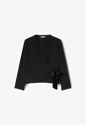 Czarny top z materiału o miękkiej fakturze, z długimi rękawami, głębokim dekoltem w kształcie litery V oraz aksamitnym detalem w postaci wstążki po boku.