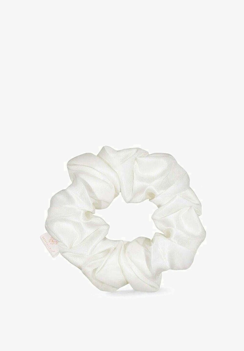 Scrunchie bianco in raso con un design arricciato e testurizzato, caratterizzato da una forma circolare senza cuciture e un piccolo etichetta attaccata.