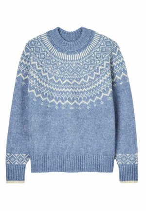 Pull bleu clair tricoté avec motifs géométriques blancs sur l'empiècement, les poignets, le col et l'ourlet côtelés, posé à plat sur fond blanc.