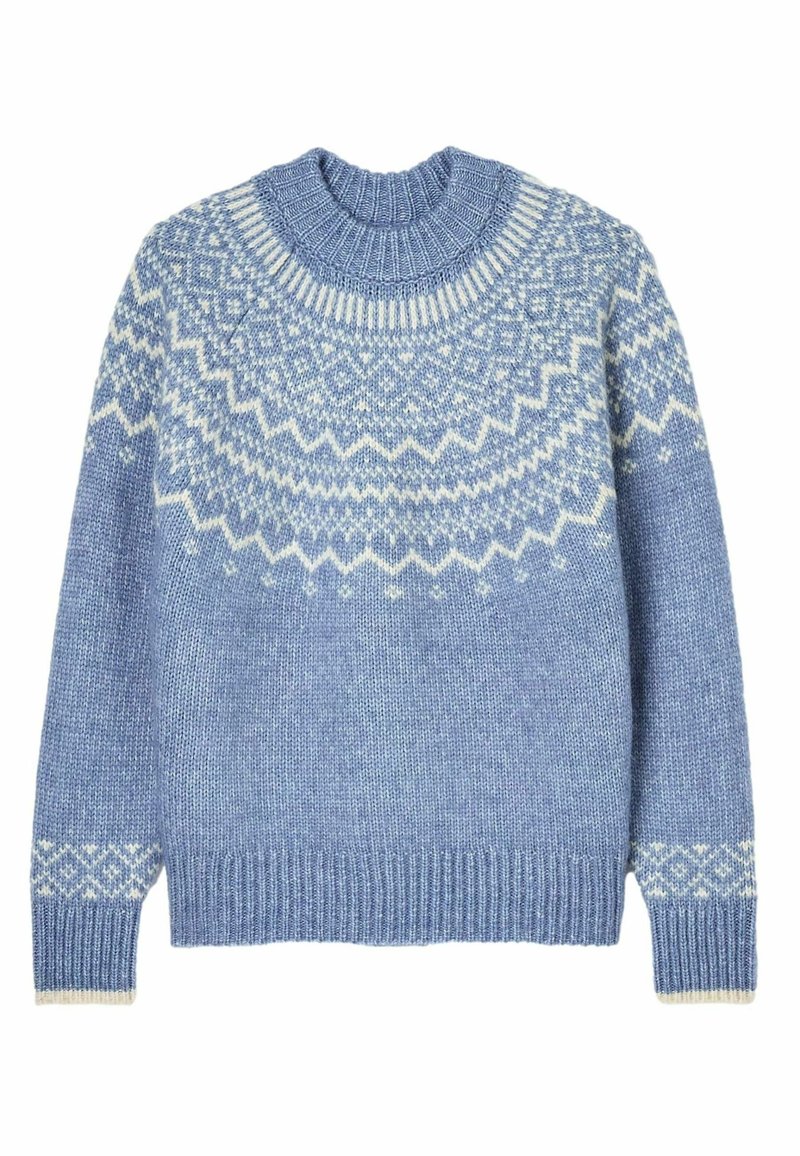 Pull bleu clair tricoté avec motifs géométriques blancs sur l'empiècement, les poignets, le col et l'ourlet côtelés, posé à plat sur fond blanc.