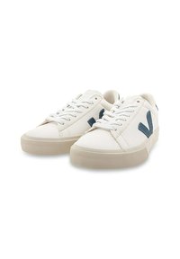 Baskets en cuir blanc avec accents en denim bleu, lacets plats et semelles en caoutchouc beige texturées dotées d'une adhérence à motifs.