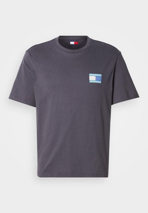 Grijs katoenen T-shirt met korte mouwen, voorzien van een kleine meerkleurige grafische patch op de linkerborst. Klassiek rondhals ontwerp.