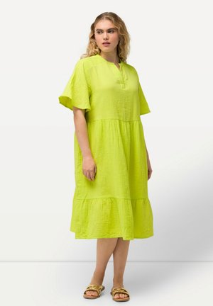 Ulla Popken TEXTURED SHORT SLEEVE SPLIT NECK  - Vestito estivo - neon green