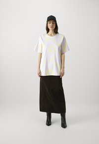 Marimekko TUNNIT UNIKKO - T-shirts med print - light pink/yellow