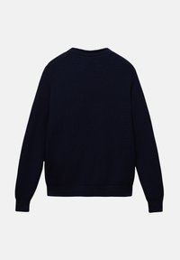 Marinblå stickad tröja med långa ärmar, ribbad krage och muddar, enfärgad struktur och enkelt mönster. Inga synliga mönster eller accenter.