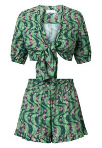 Set coordinato floreale verde composto da un top corto con maniche a sbuffo e nodo frontale, abbinato a pantaloni corti a vita alta con orlo a volant.