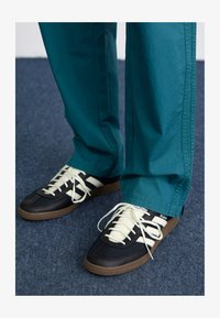 Não selecionado, core black/ivory/gum