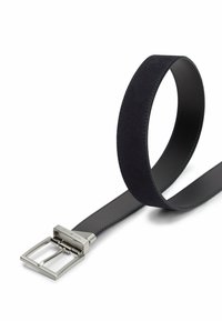 Czarny zamszowy pasek z gładką skórzaną stroną wewnętrzną, z metalową klamrą w kolorze srebrnym i minimalistycznym wzorem. Detale w postaci eleganckiego przeszycia.