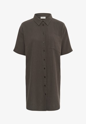 Chemise gris foncé à manches courtes, boutonnée, avec col et poche poitrine, tissu léger texturé, ourlet droit.