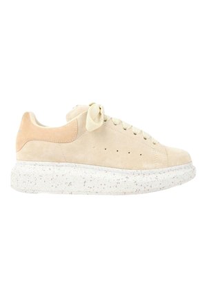 Beige ruskind sneaker med plettet hvid tyk sål, snørelukning foran og polstret krave.